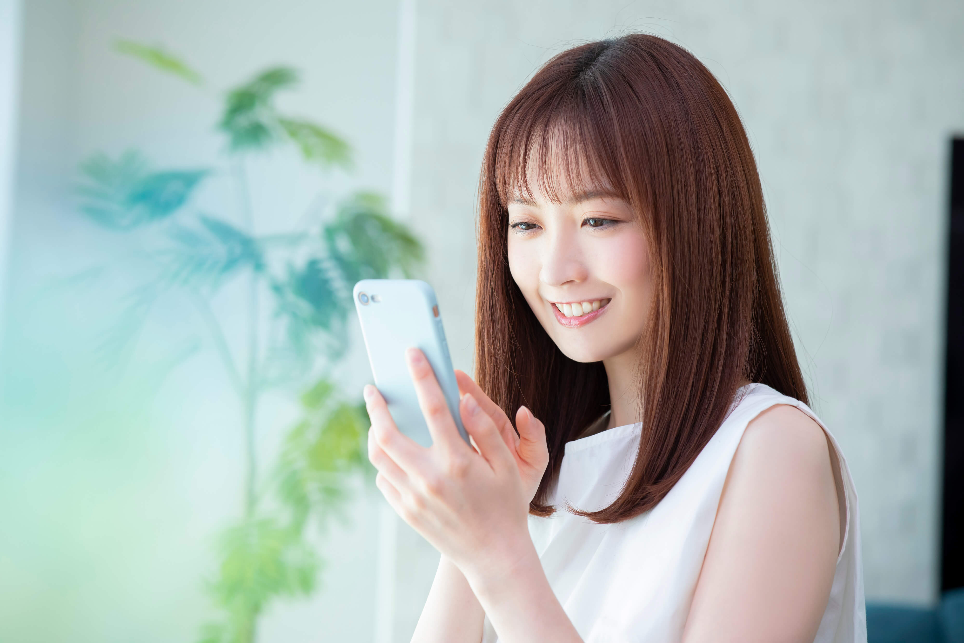 スマホで予約する女性
