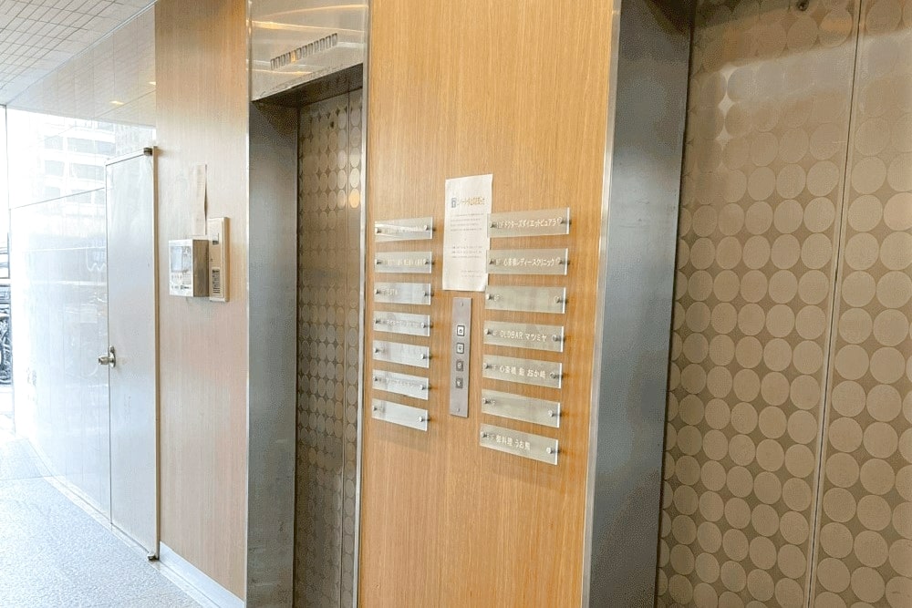 心斎橋DDデンタルクリニックのエレベーター