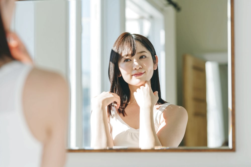 洗面所の鏡を見る女性