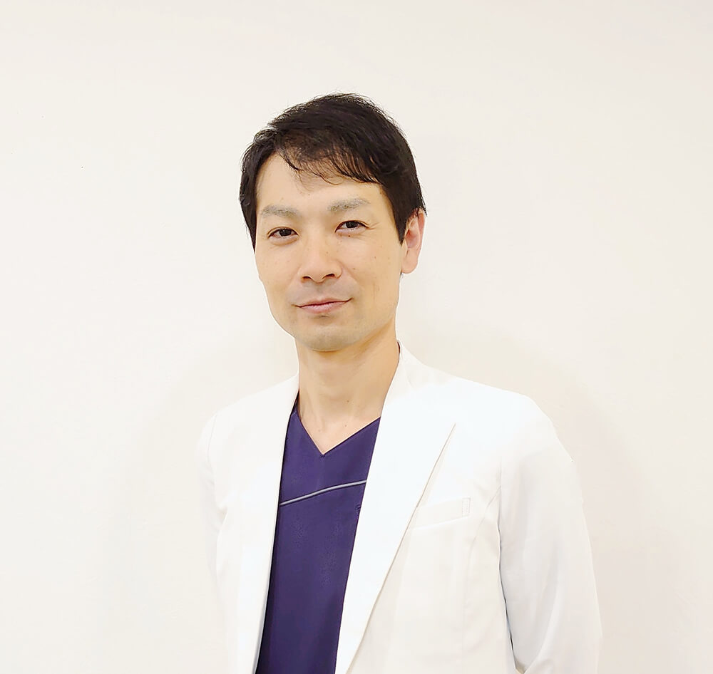 コレクトデンタルクリニック 札幌 院長<br />
歯科医師 竹縄智紘<br />
【略歴】<br />
2012年 北海道大学歯学部卒業<br />
2018年 北海道大学大学院修了<br />
2020年 北海道大学病院退職後、東京の大手医療法人で理事・分院長を務める<br />
2025年 現法人に入職 コレクトデンタルクリニック札幌院長就任<br />
【資格】<br />
・歯学博士<br />
・日本矯正歯科学会認定医<br />
・インビザラインドクター<br />
【所属学会】<br />
・日本矯正歯科学会<br />
・北海道矯正歯科学会<br />
・日本顎変形症学会
