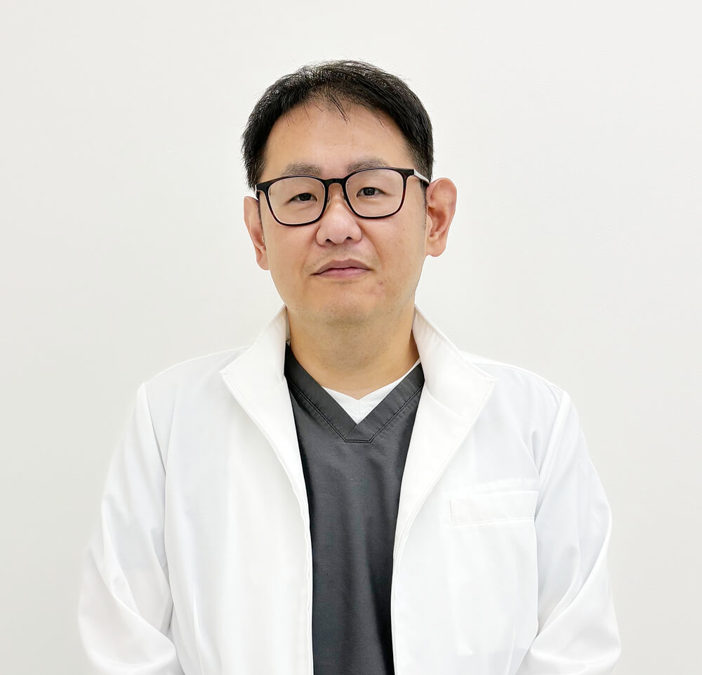 静岡呉服町デンタル矯正歯科 院長<br />
歯科医師 竹原慎一<br />
【略歴】<br />
2007年 北海道医療大学卒業<br />
2008年 札幌市内等で勤務<br />
2022年 静岡市内医療法人で理事<br />
2025年 現法人に入職 静岡呉服町デンタル矯正歯科勤務