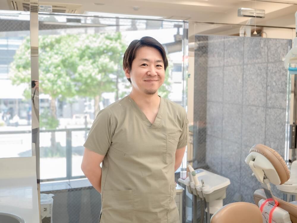 コレクトデンタルクリニック 八王子 院長<br />
歯科医師 根岸清英<br />
【略歴】<br />
2016年 明海大学歯学部卒業<br />
2017年 都内インプラントセンター分院長<br />
2022年 東京大手医療法人で理事・分院長<br />
2025年 現法人に入職 コレクトデンタルクリニック八王子院長<br />
【資格】<br />
ITI日本支部公認インプラントスペシャリスト・プラトンジャパンインプラントインストラクター・インビザラインドクター<br />
【所属学会】<br />
日本口腔インプラント学会