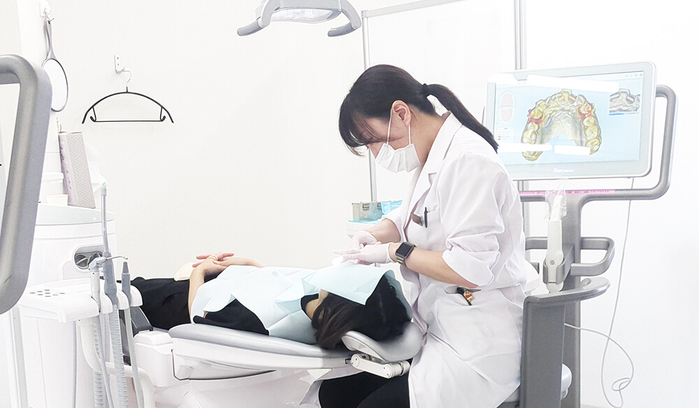 矯正経験豊富なドクターが在籍<br />
審美性と治療スピードにこだわる